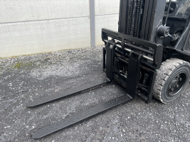 Nissan UGD02A30PQ heftruck 3 TON  op LPG (251) triple